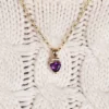 pendentif en améthyste, diamants et or, photo porté par une modèle