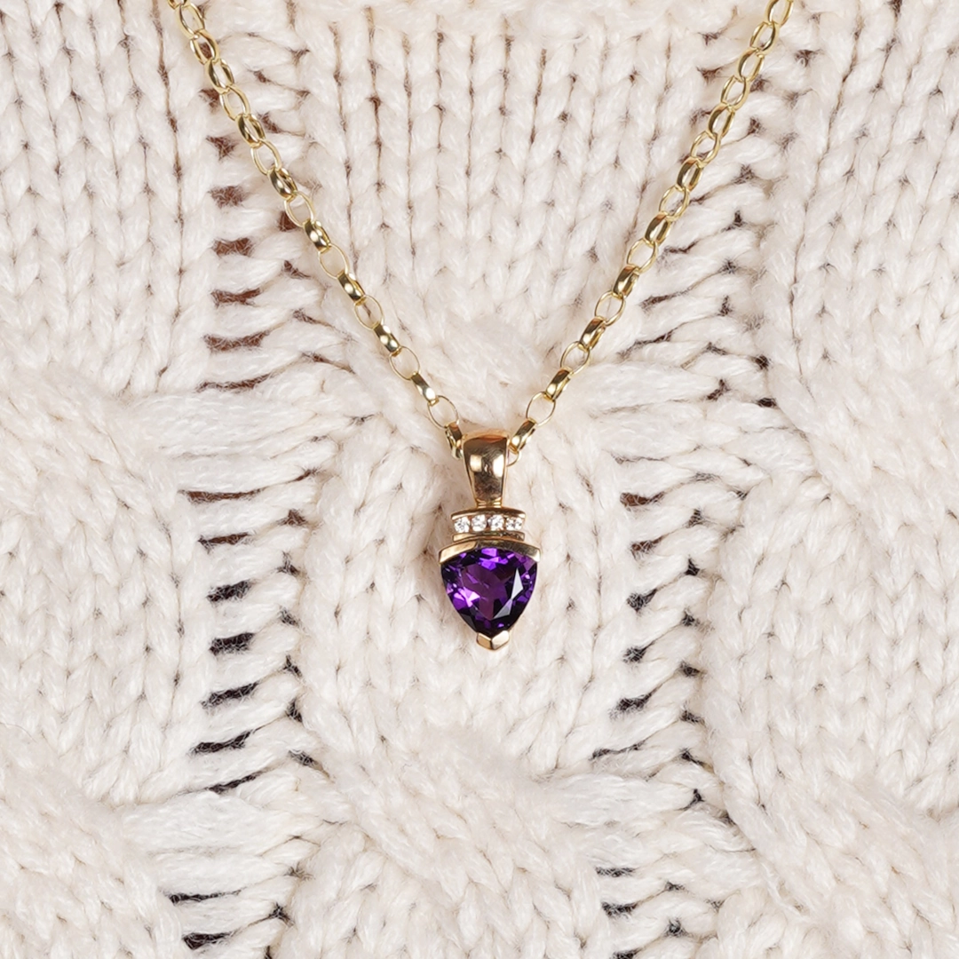 pendentif en améthyste, diamants et or, photo porté par une modèle