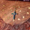 pendentif croix en azurite-malachie et or, photo sur décors