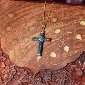 pendentif croix en azurite-malachie et or, photo sur décors