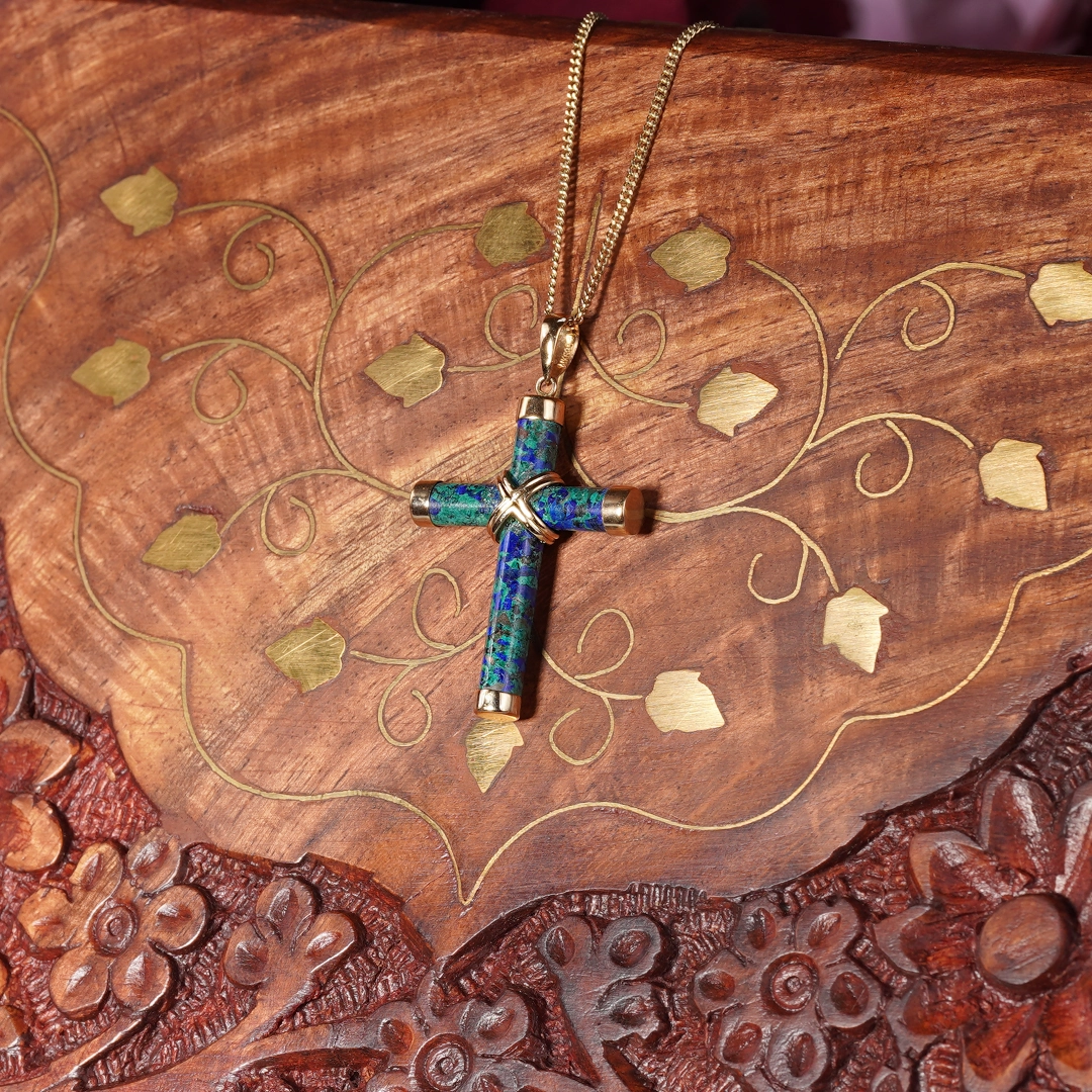 pendentif croix en azurite-malachie et or, photo sur décors