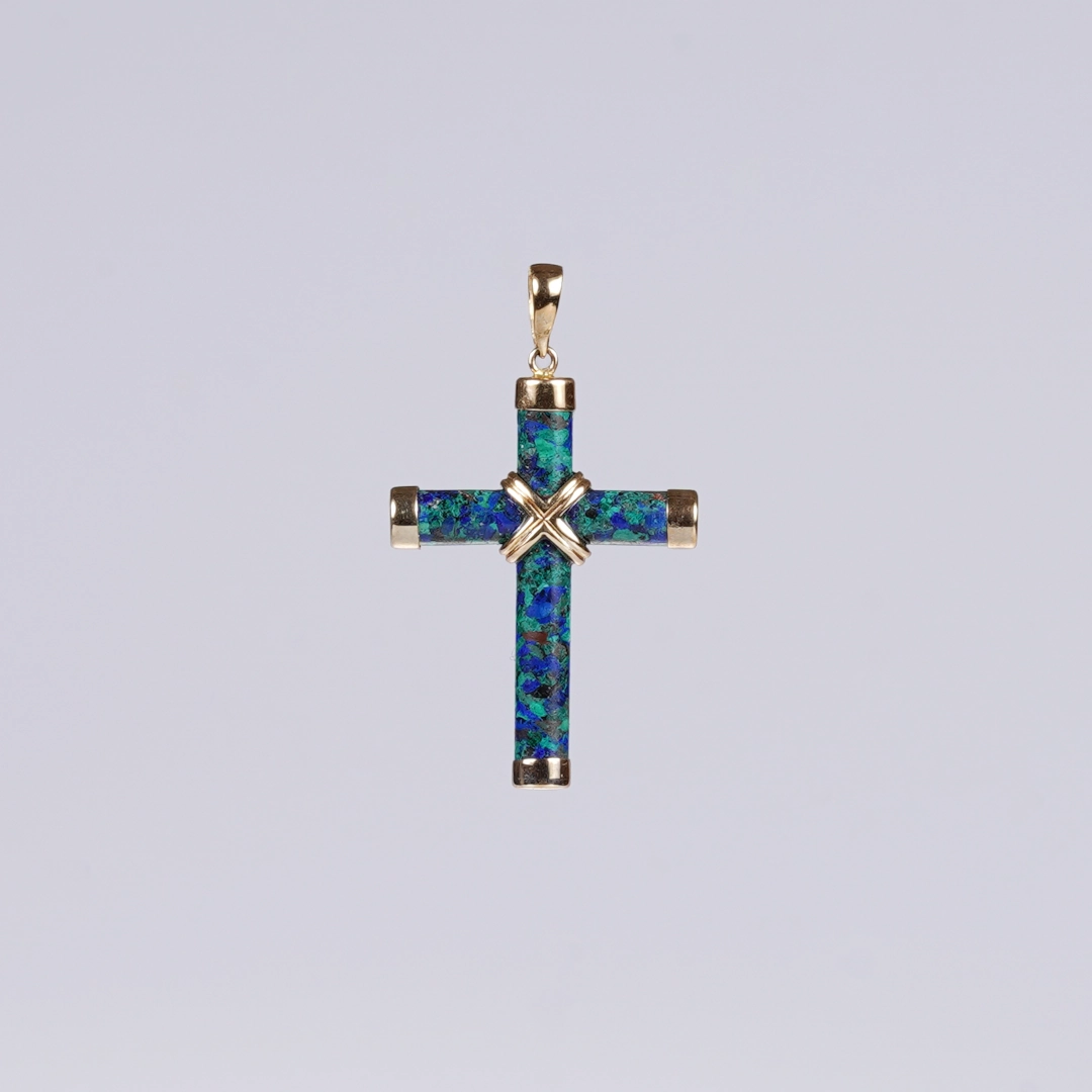 pendentif croix en azurite-malachie et or, photo sur fond blanc