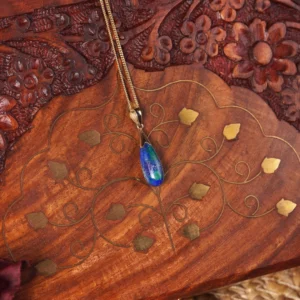 pendentif en azutie-malachite et or, photo avec décors