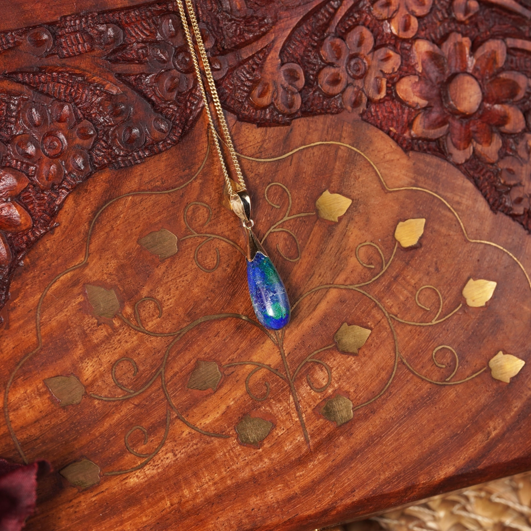 pendentif en azutie-malachite et or, photo avec décors