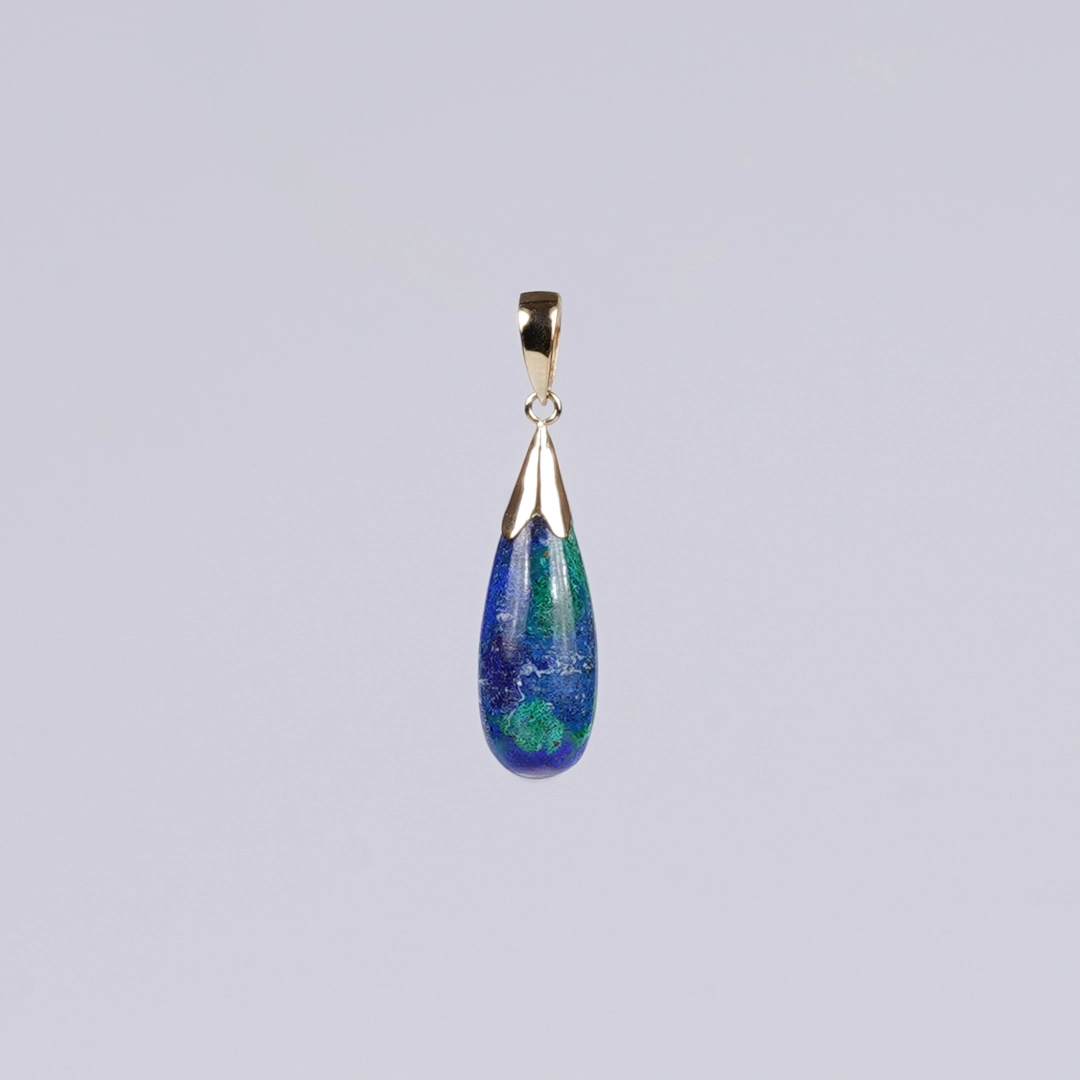 pendentif en azutie-malachite et or, photo sur fond blanc