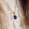 pendentif cabochon en lapis-lazuli et or, photo porté par une modèle