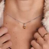 pendentif en citrine et or blanc, photo porté par une modèle