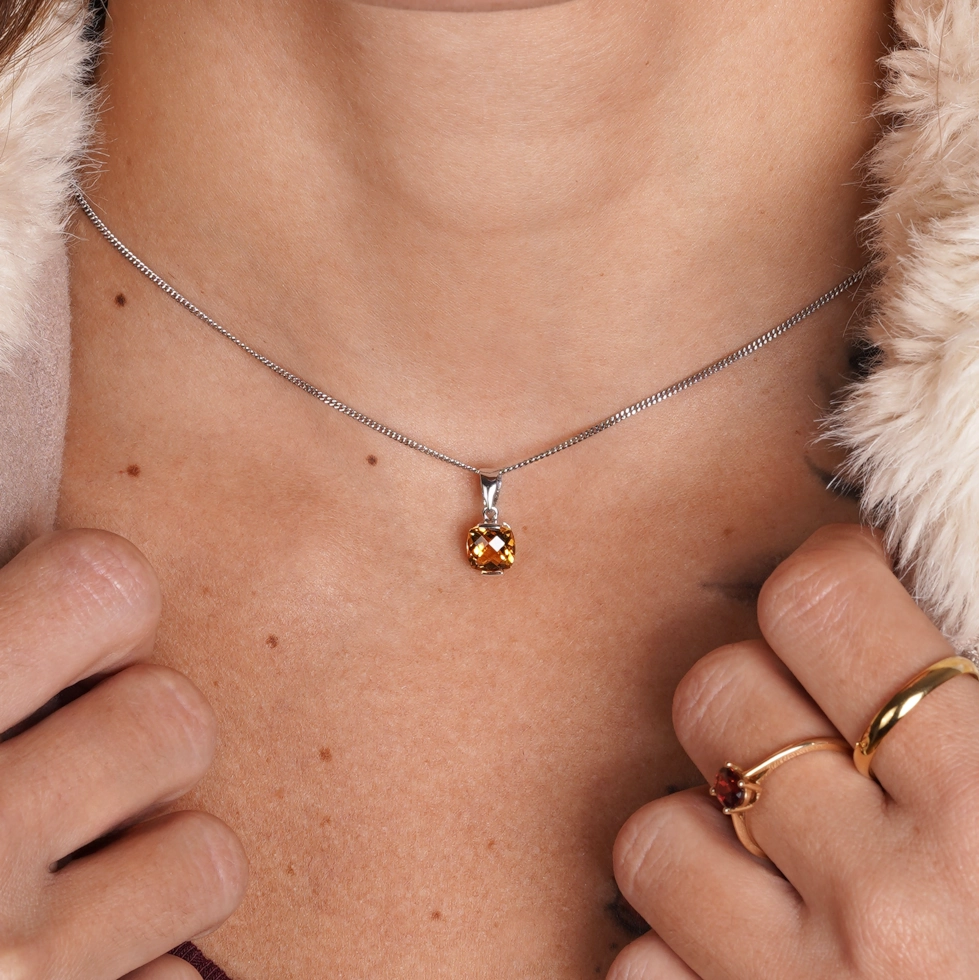 pendentif en citrine et or blanc, photo porté par une modèle