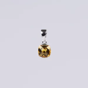 pendentif en citrine et or blanc, photo sur fond blanc