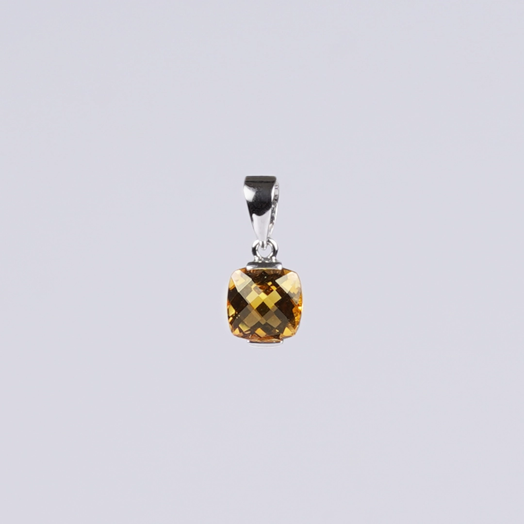 pendentif en citrine et or blanc, photo sur fond blanc