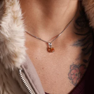 pendentif en citrine et or blanc, photo porté par une modèle