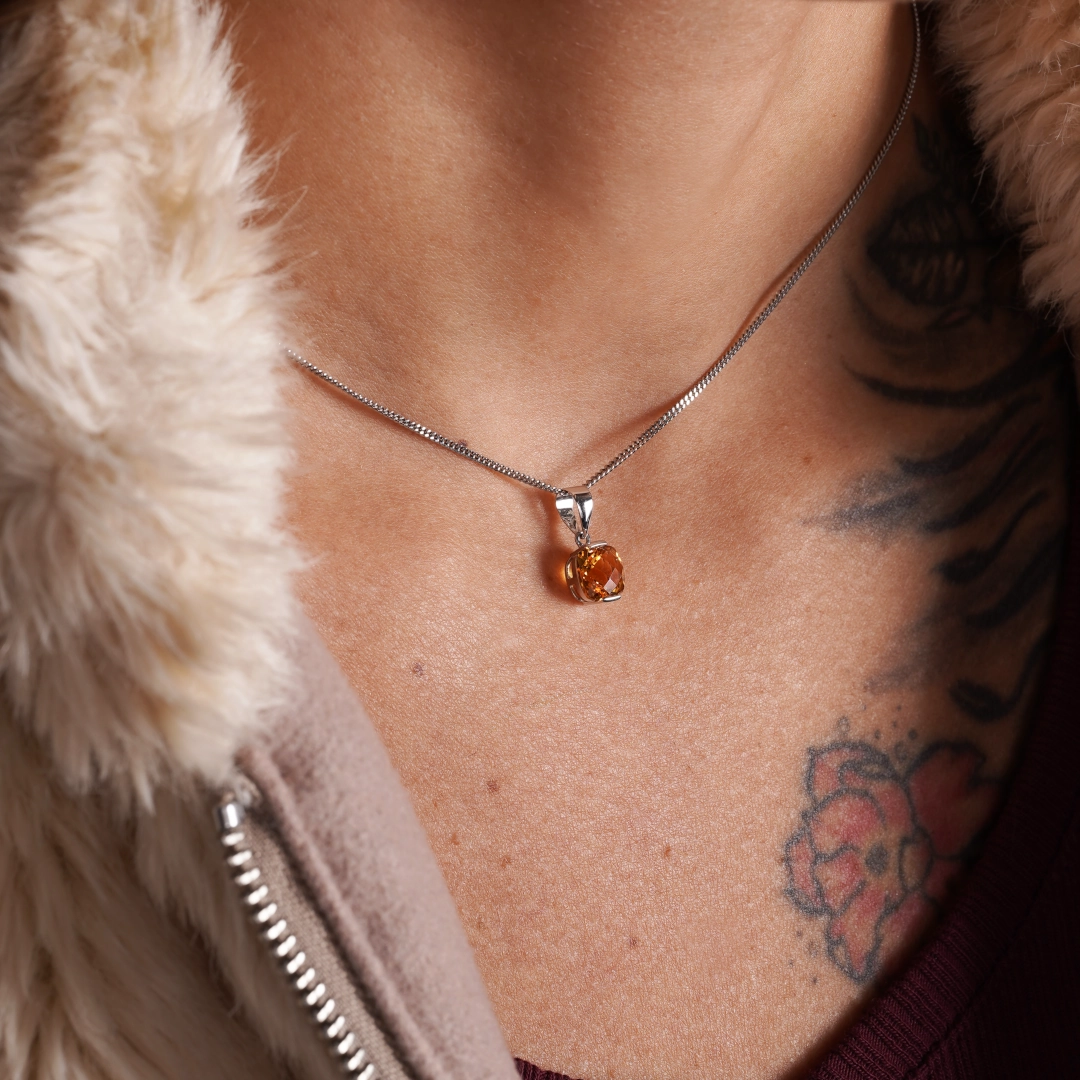 pendentif en citrine et or blanc, photo porté par une modèle