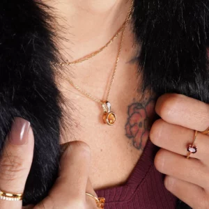 pendentif en citrine, diamants et or, photo sur porté par modèle