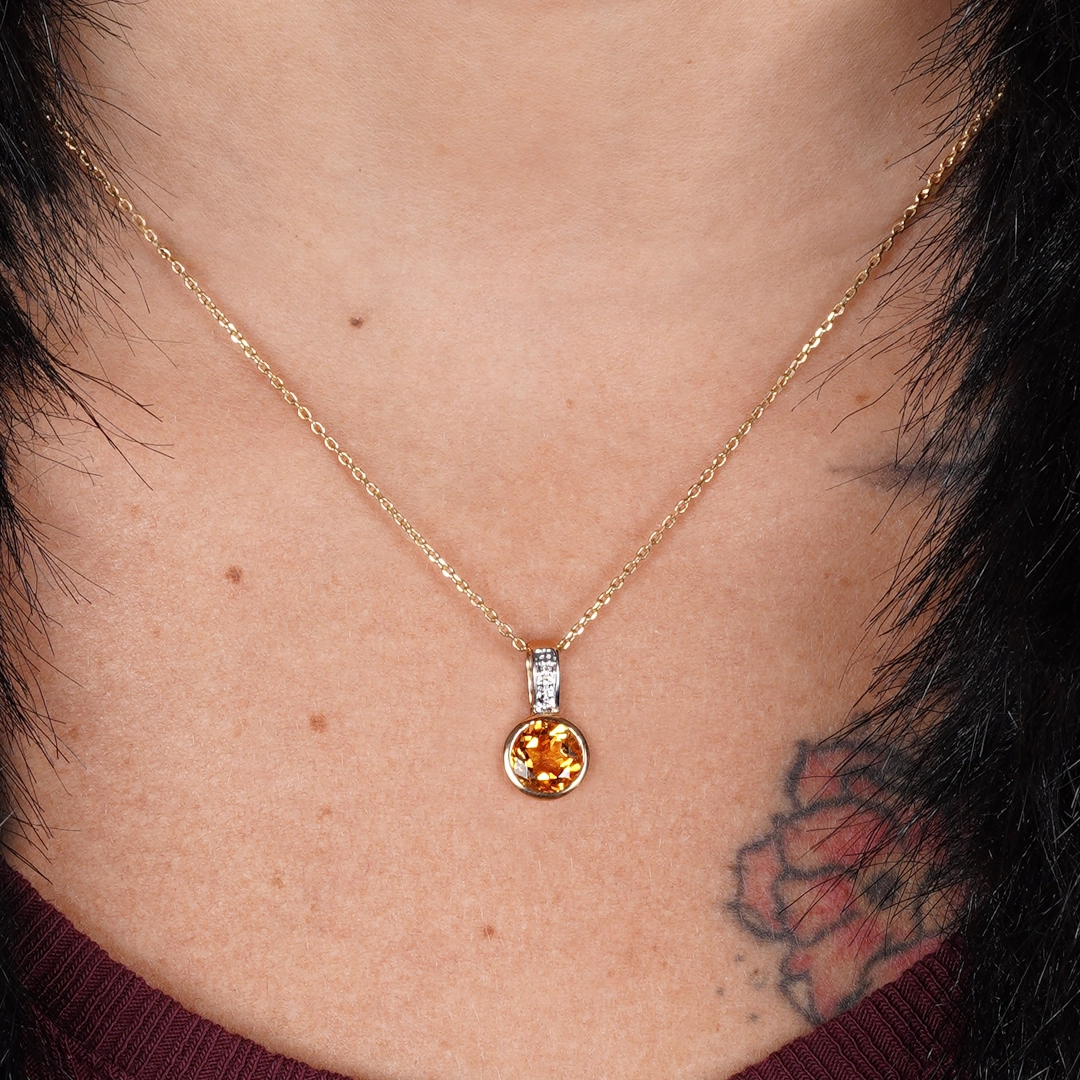 pendentif en citrine, diamants et or, photo sur porté par modèle