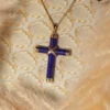 pendentif croix en Lapis-lazuli et or, photo sur décors