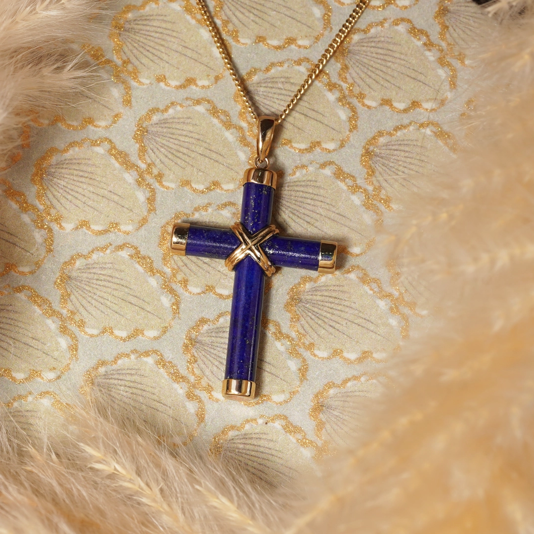 pendentif croix en Lapis-lazuli et or, photo sur décors