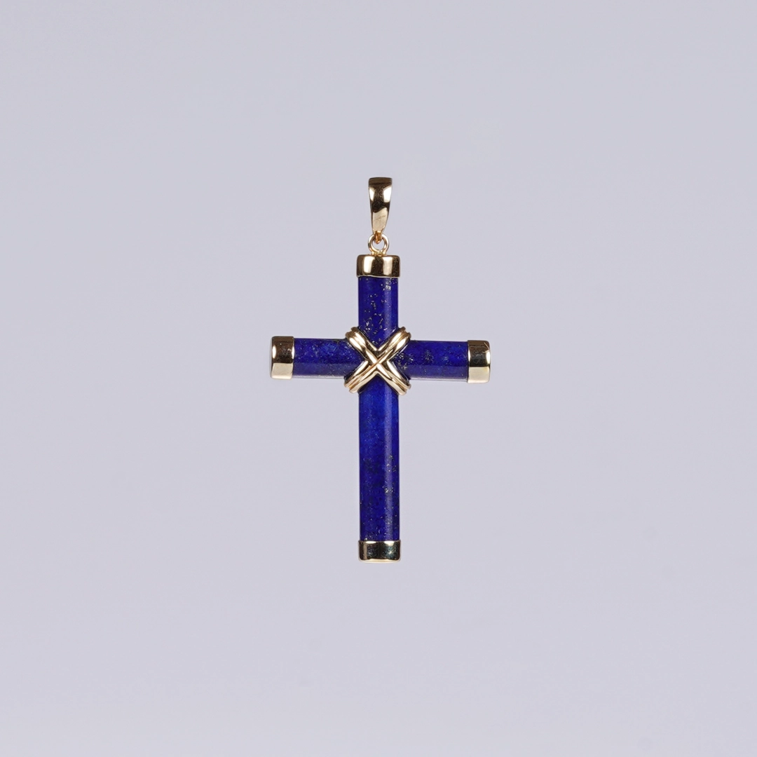 pendentif croix en Lapis-lazuli et or, photo sur fond blanc