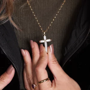pendentif croix en nacre et or, photo porté par modèlependentif croix en nacre et or, photo porté par modèle