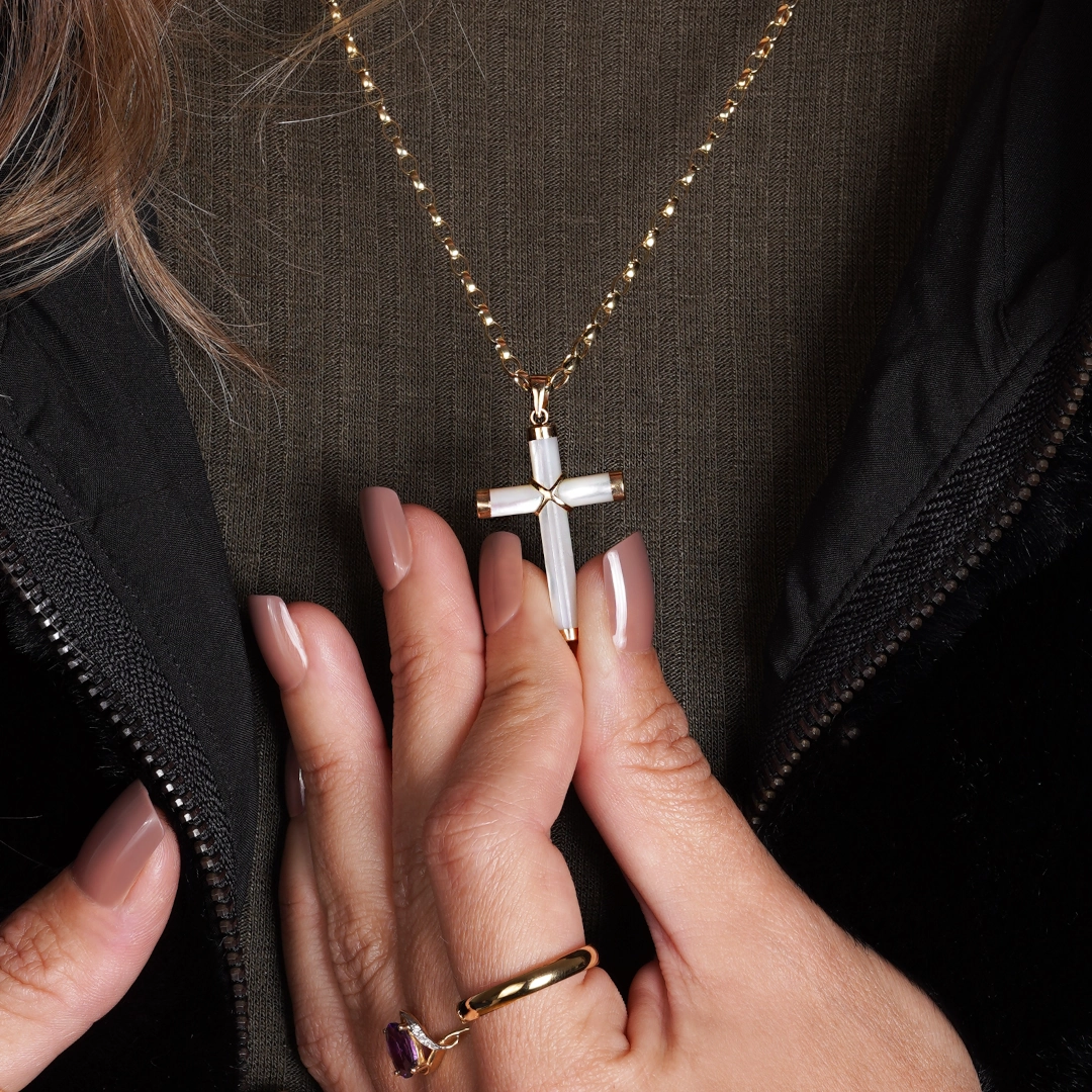 pendentif croix en nacre et or, photo porté par modèlependentif croix en nacre et or, photo porté par modèle