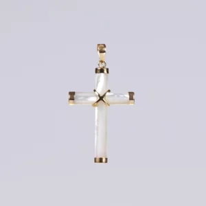 pendentif croix en nacre et or, photo sur fond blanc