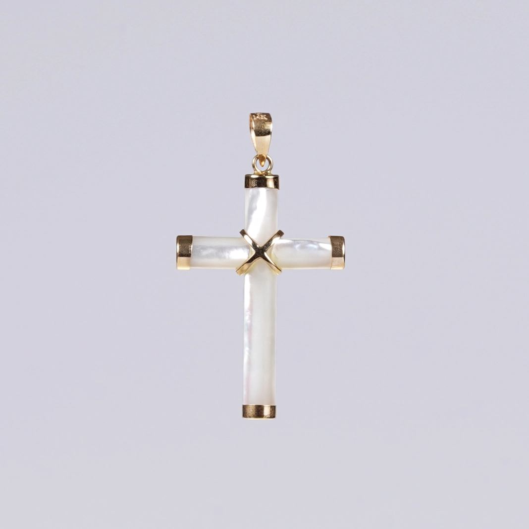 pendentif croix en nacre et or, photo sur fond blanc