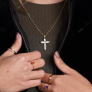 pendentif croix en nacre et or, photo porté par modèle