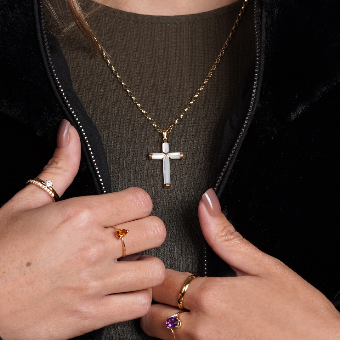 pendentif croix en nacre et or, photo porté par modèle