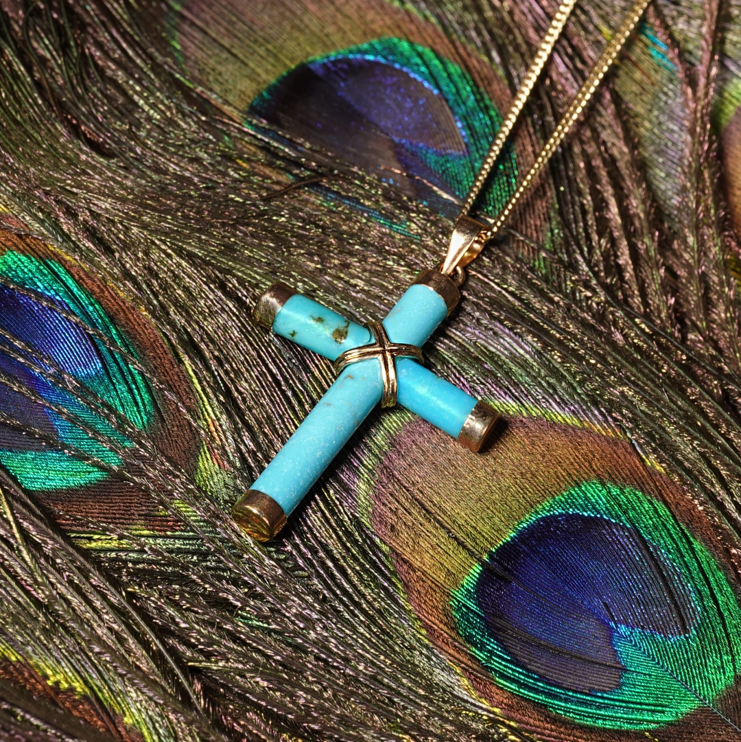 pendentif croix en turquoise et or, photo sur décors