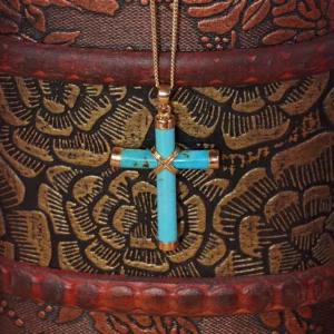 pendentif croix en turquoise et or, photo sur décors