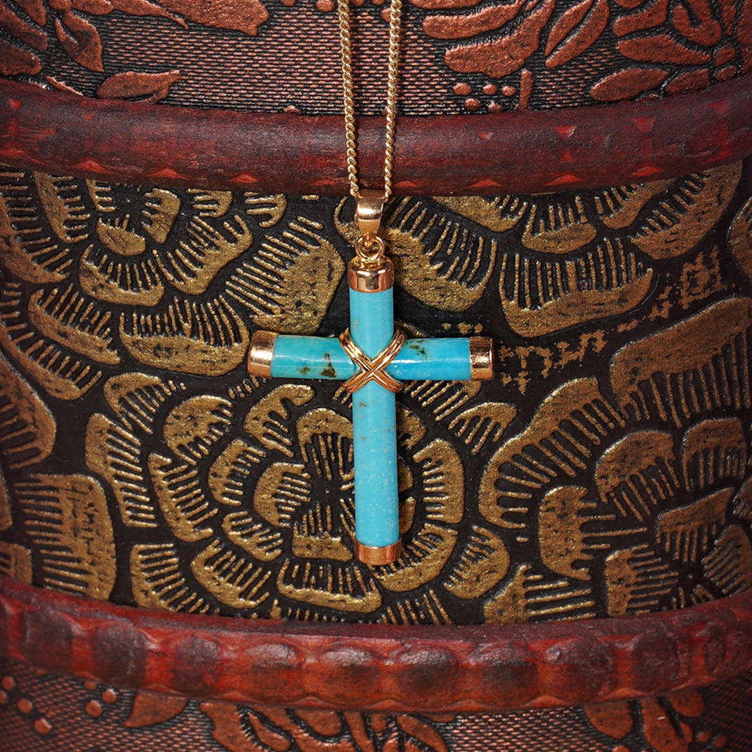 pendentif croix en turquoise et or, photo sur décors