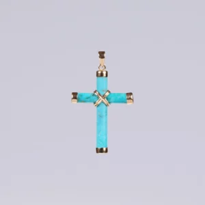 pendentif croix en turquoise et or, photo sur fond blanc