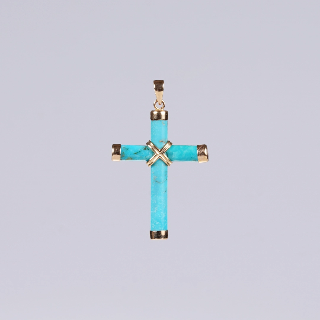 pendentif croix en turquoise et or, photo sur fond blanc