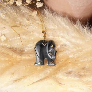 pendentif éléphant en hématite, photo avec décors