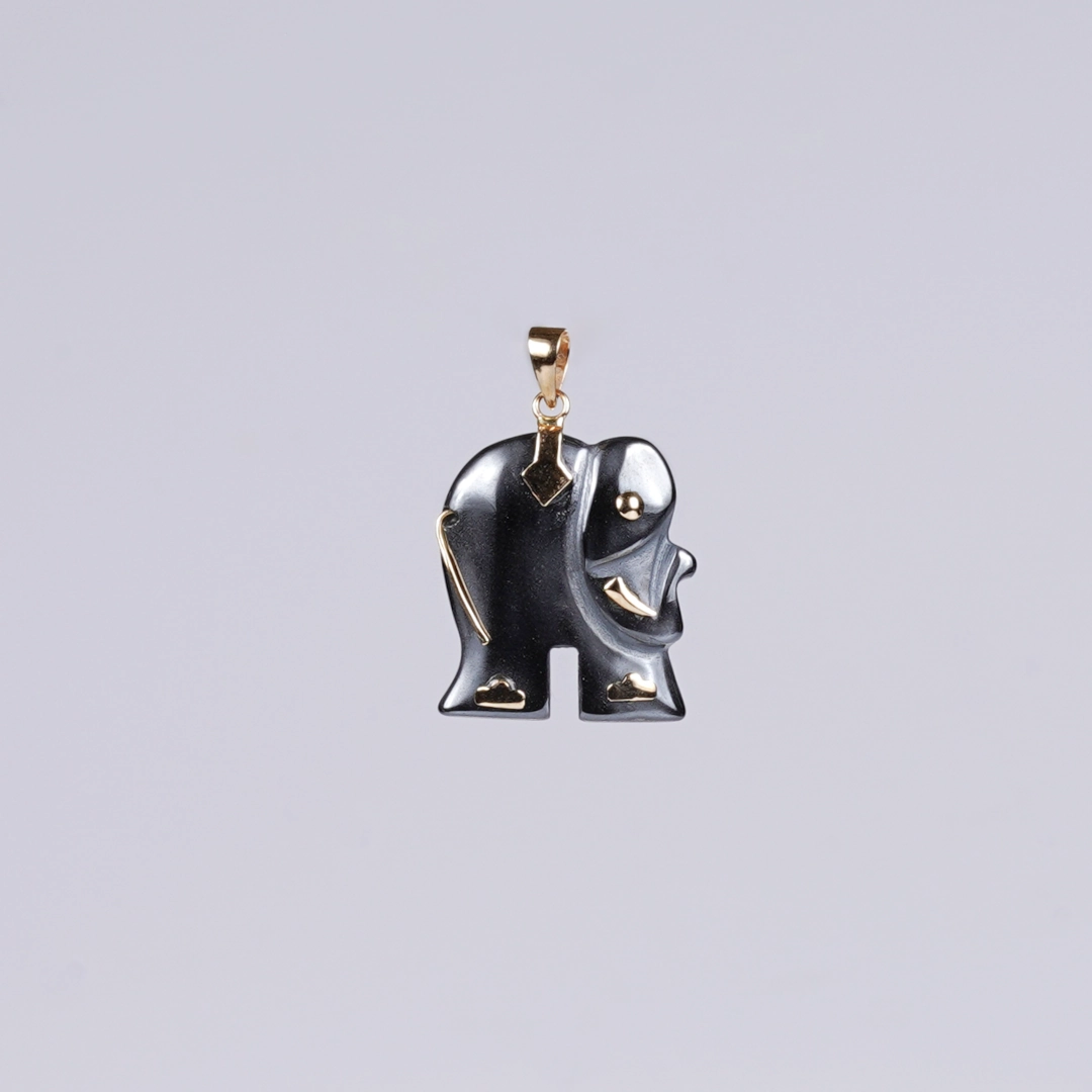 pendentif éléphant en hématite, photo sur fond blanc