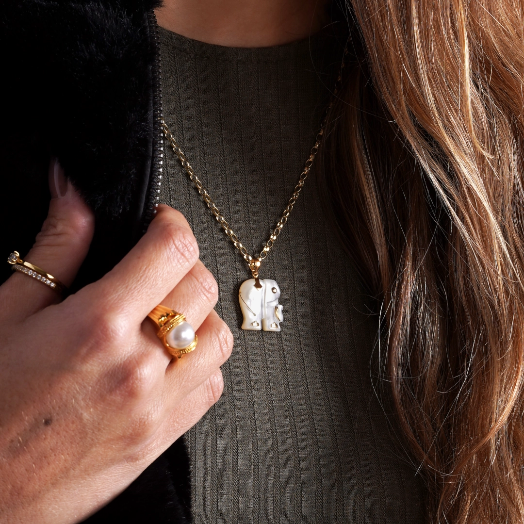 pendentif éléphant en nacre et or, photo porté par une modèle