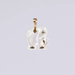 pendentif éléphant en nacre et or, photo sur fond blanc