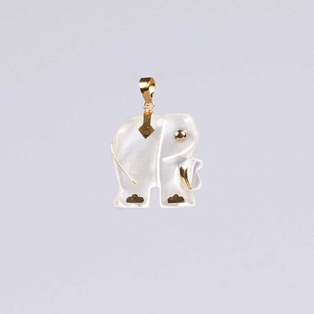 pendentif éléphant en nacre et or, photo sur fond blanc