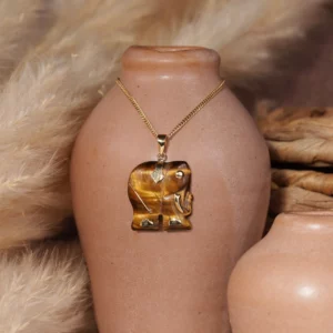 pendentif éléphant en oeil de tigre et or, photo avec décors