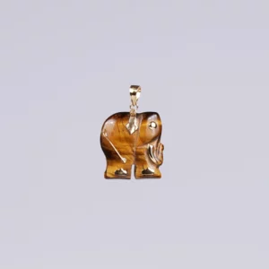 pendentif éléphant en oeil de tigre et or, photo sur fond blanc