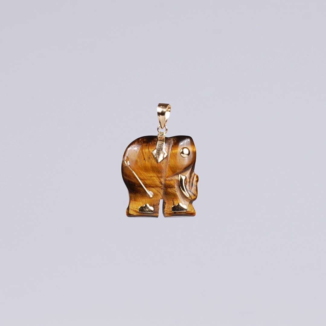 pendentif éléphant en oeil de tigre et or, photo sur fond blanc