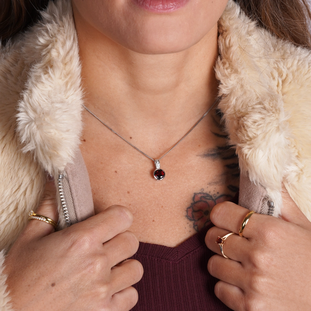 pendentif en grenat, diamants et or blanc, photo porté par une modèle