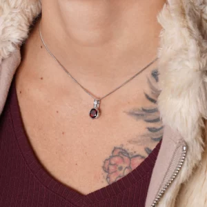 pendentif en grenat, diamants et or blanc, photo porté par une modèle