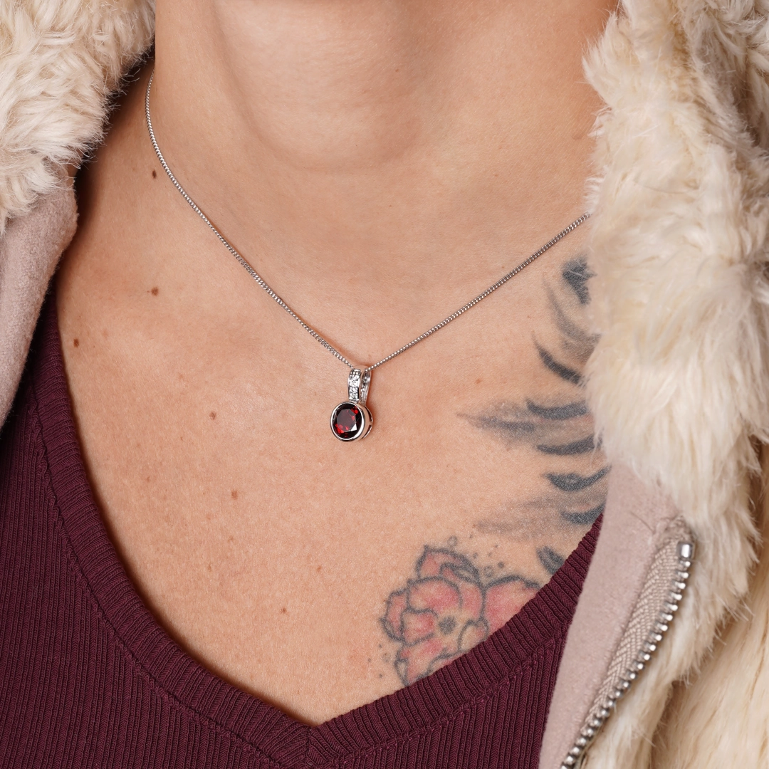 pendentif en grenat, diamants et or blanc, photo porté par une modèle
