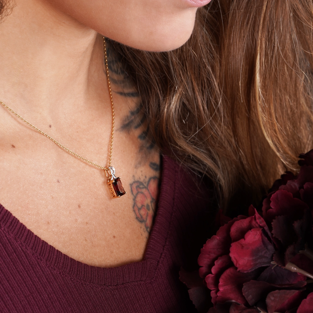 pendentif en grenat, diamants et or, photo porté par une modèle