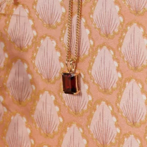pendentif en grenat et or, photo avec décors
