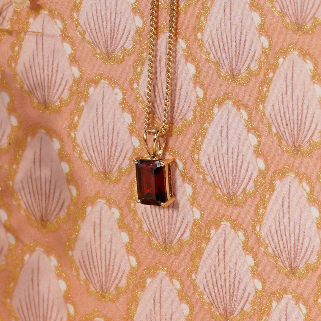 pendentif en grenat et or, photo avec décors