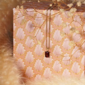 pendentif en grenat et or, photo avec décors