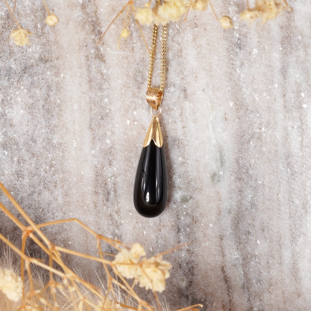 pendentif goutte en onyx et or, photo avec décors