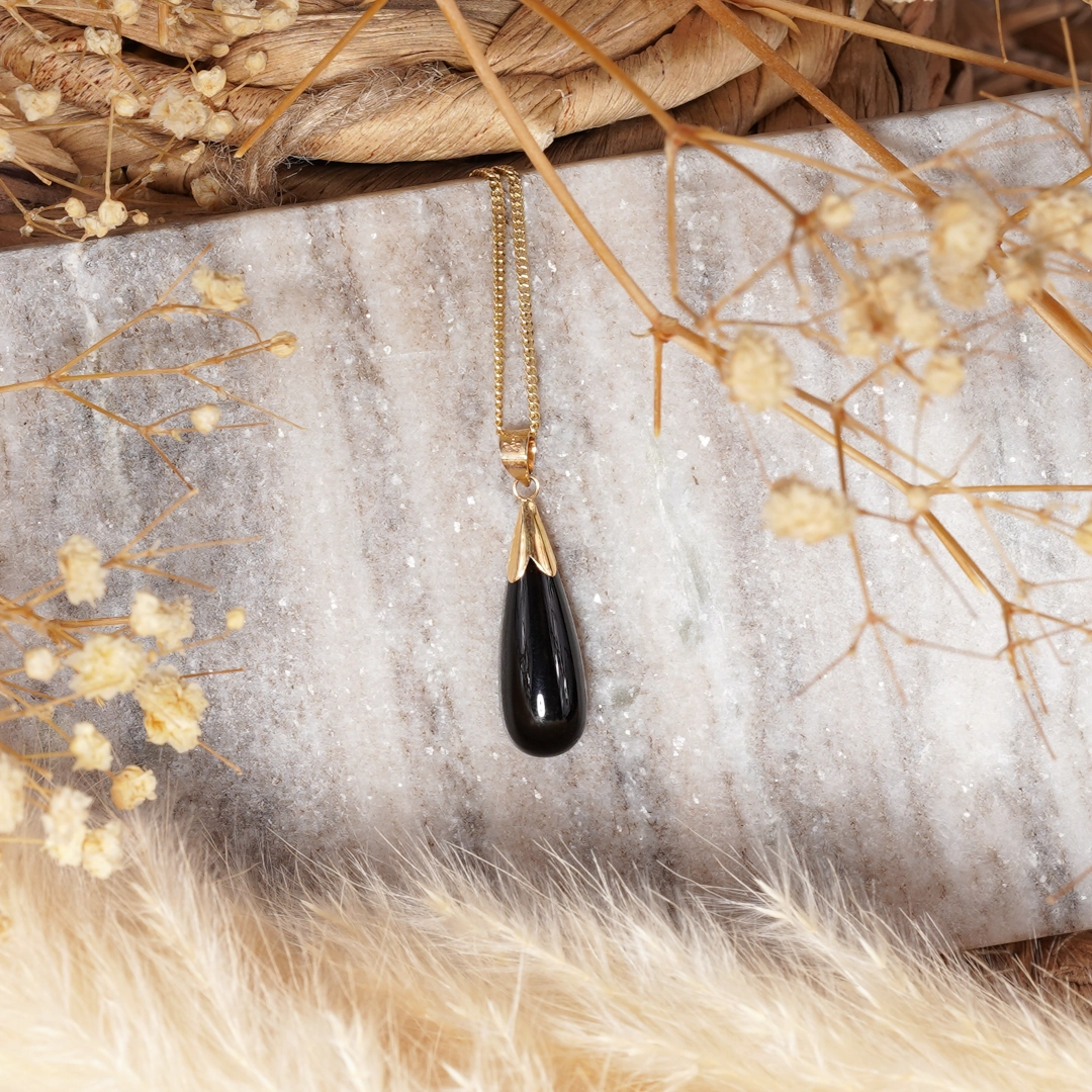 pendentif goutte en onyx et or, photo avec décors