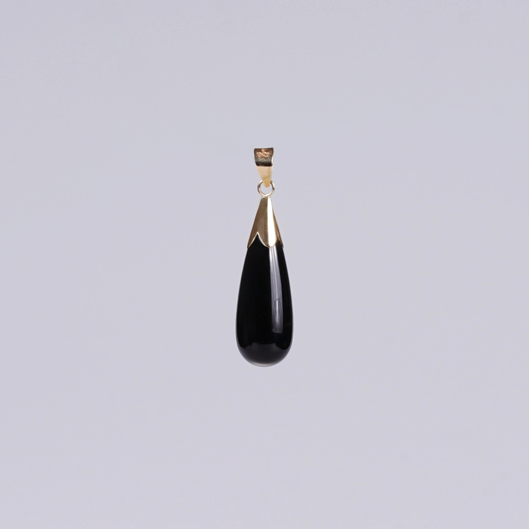 pendentif goutte en onyx et or, photo sur fond blanc